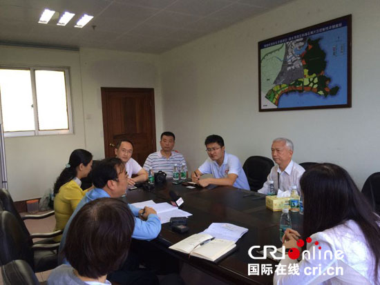 文昌市常务副市长郑有雷接受cri记者组采访 摄影:魏敏华