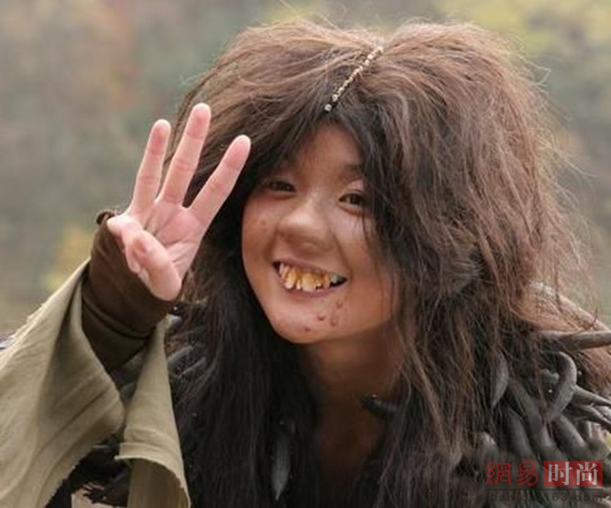 深刻领会了什么叫做面目全非:枯黄得象稻草的鸡窝头,黄黄的超级大龅牙