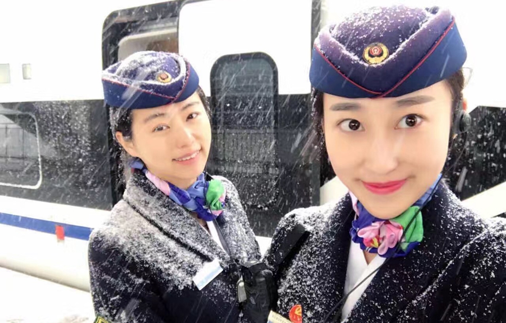 大概10点多,忙完所有事情的陈曦和乘务员们离开站台,因为家都离得比较