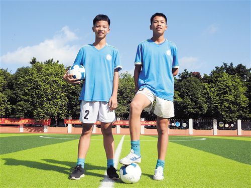 【广西要闻】【八桂大地-南宁】（内容页标题）南宁足球小子任世界杯护旗手 小小身影释放大能量（首页标题）南宁足球小子任世界杯护旗手