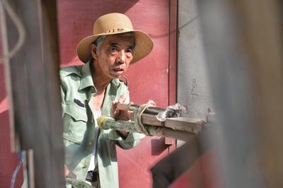 【娛樂-文字列表】河南七旬老人發明八合一超級樂器 成立一人樂隊【娛樂-圖片】(頁面標題:河南七旬老人成立一人樂隊)