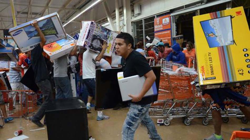 墨西哥百名男子哄抢超市遭围攻 市民扒光抢劫者游街示众(组图)