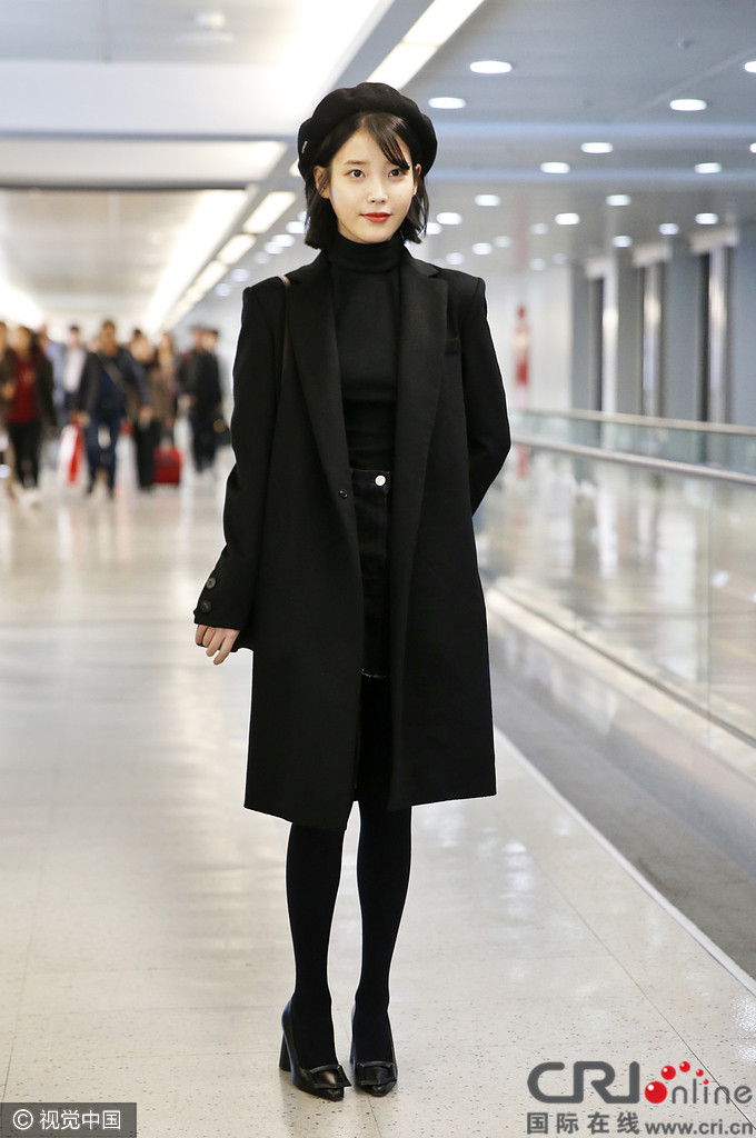 iu全黑造型抵台肤白貌美光彩照人 吐舌卖萌