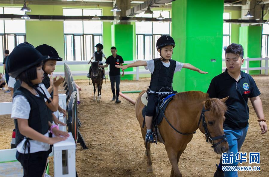内蒙古：马背童年欢乐多