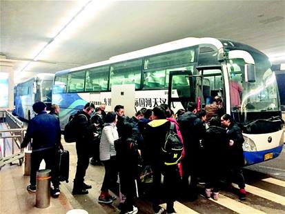 春运临近夜间航班增多 乘客呼吁地铁机场线延时收班