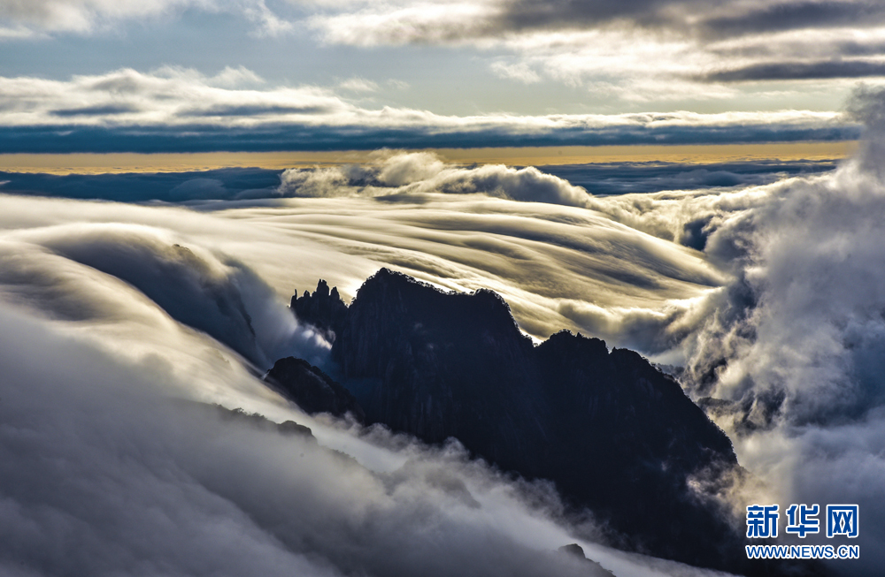 峰顶之上,放眼望去,翻涌的流云如瀑布般倾泻而下,垂入山谷,犹如银河