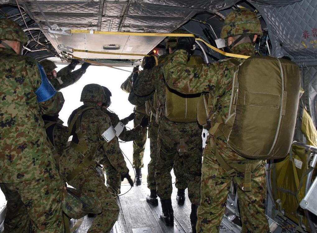 日本唯一伞降部队举行公开训练 美军特种兵首次参加(组图)