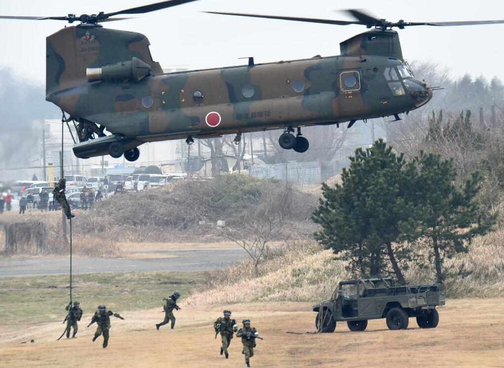 日本陆上自卫队第一空降团8日举行公开训练