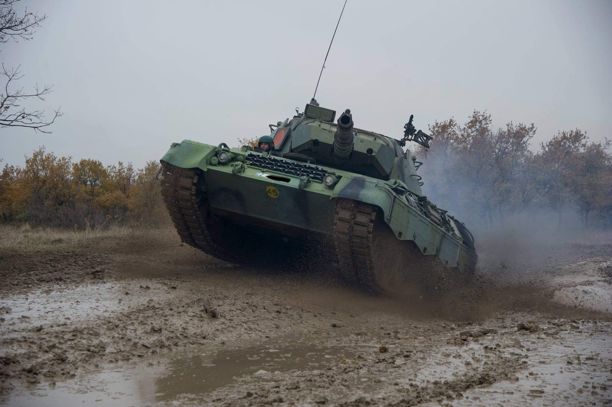 希腊陆军驾豹式坦克强悍训练 差点把坦克开翻(组图)