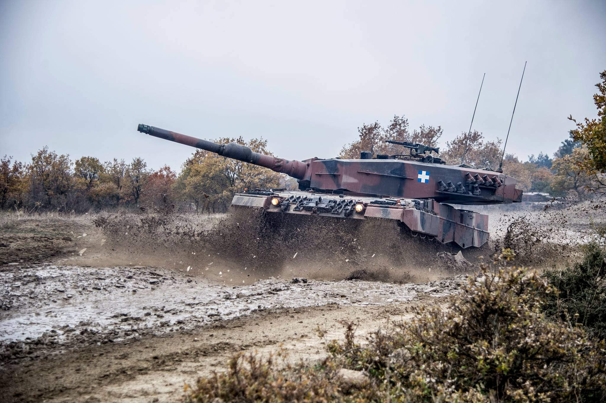 希臘陸軍訓練差點把坦克開翻 希臘陸軍訓練差點把坦克開翻