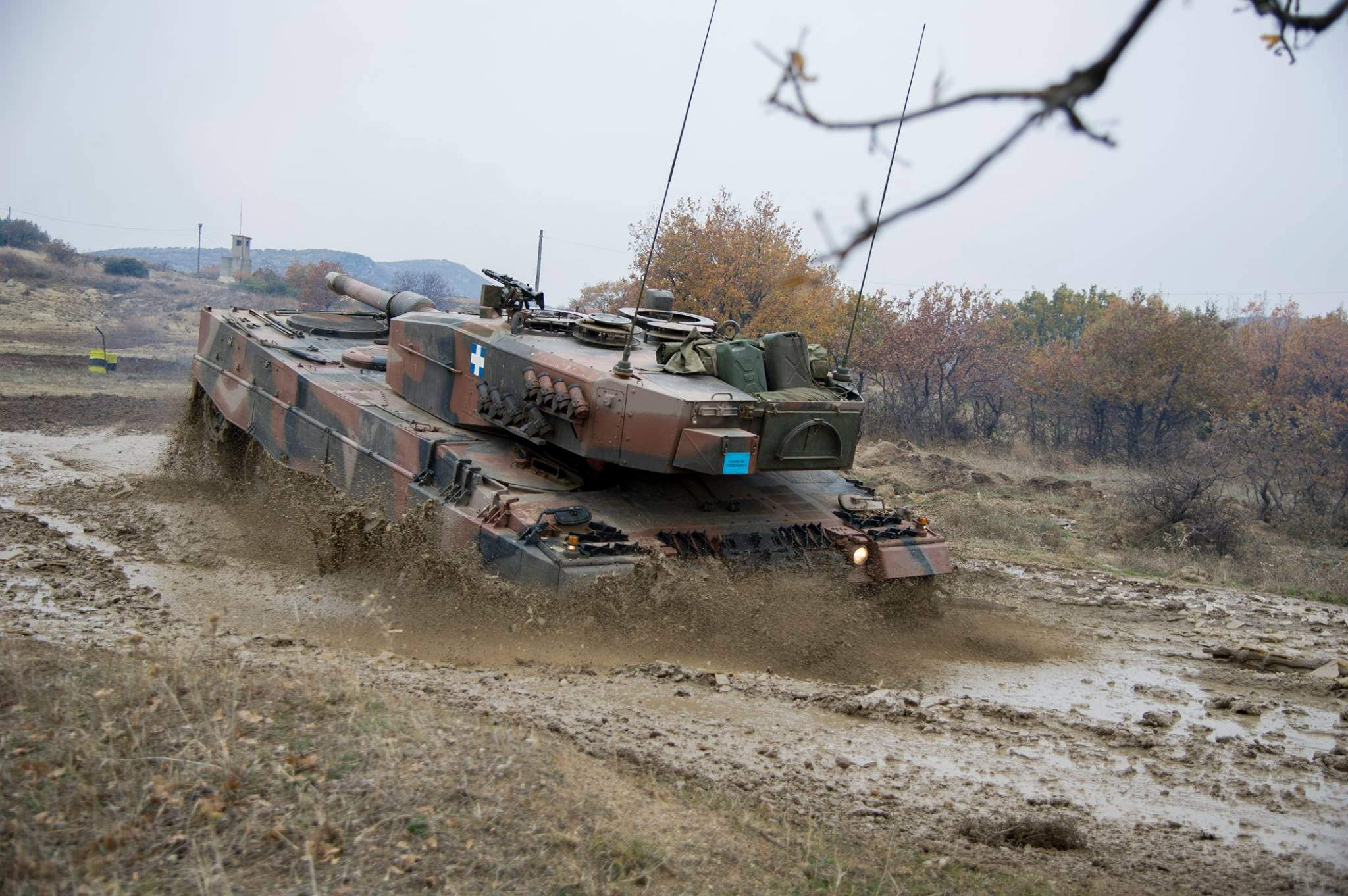 希臘陸軍訓練差點把坦克開翻 希臘陸軍訓練差點把坦克開翻