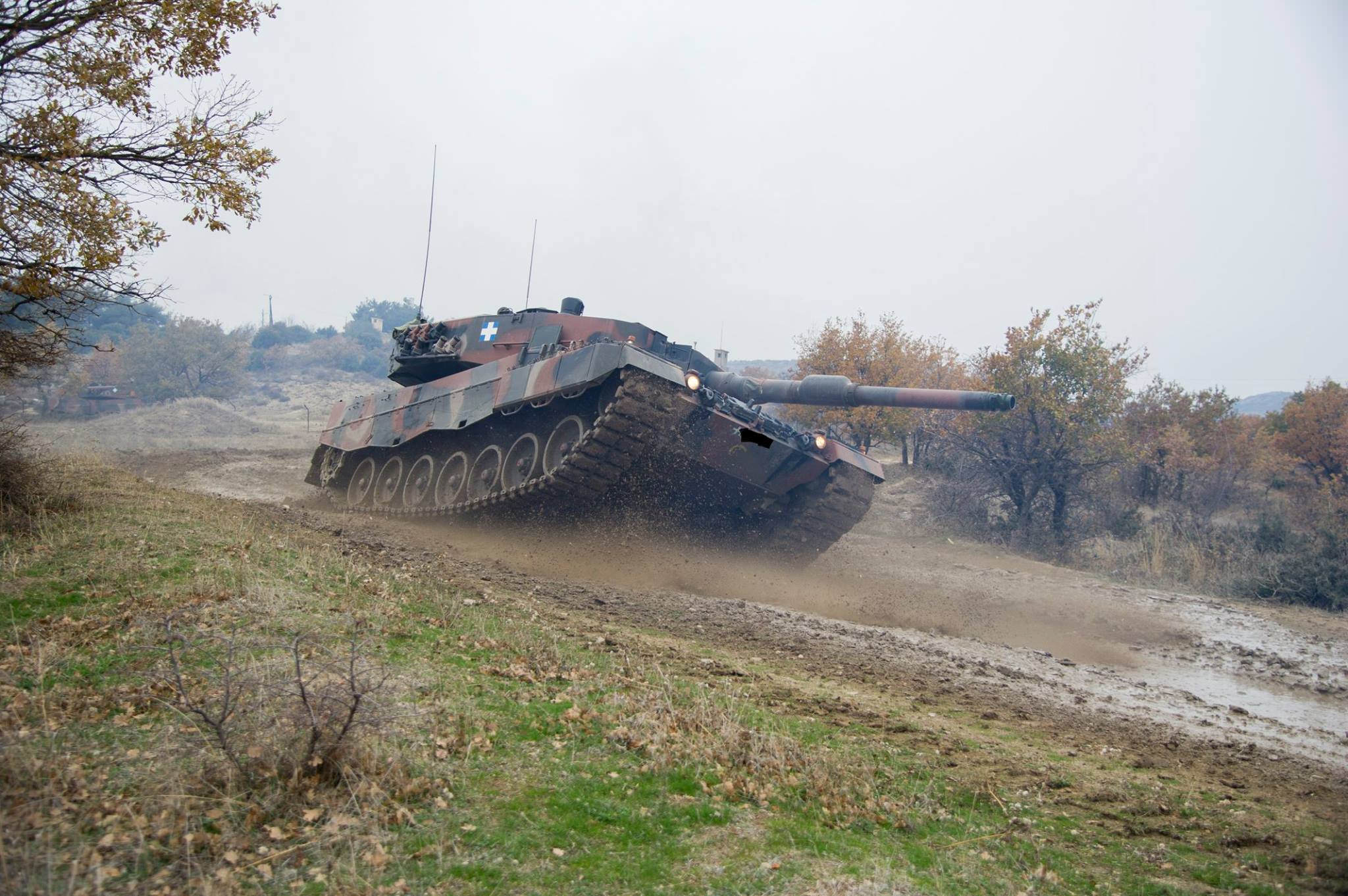 希腊陆军驾豹式坦克强悍训练 差点把坦克开翻(组图)