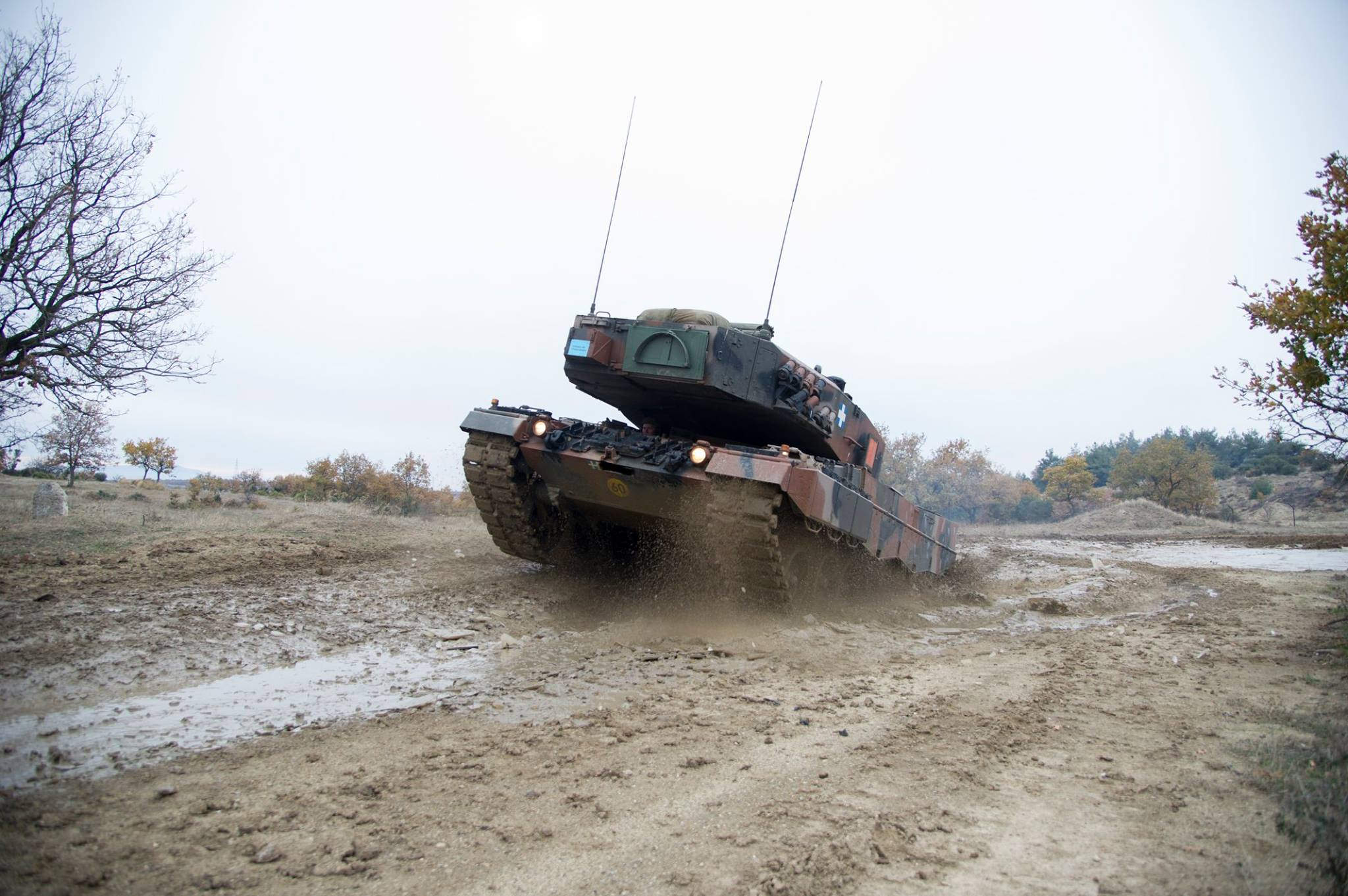 希臘陸軍訓練差點把坦克開翻 希臘陸軍訓練差點把坦克開翻