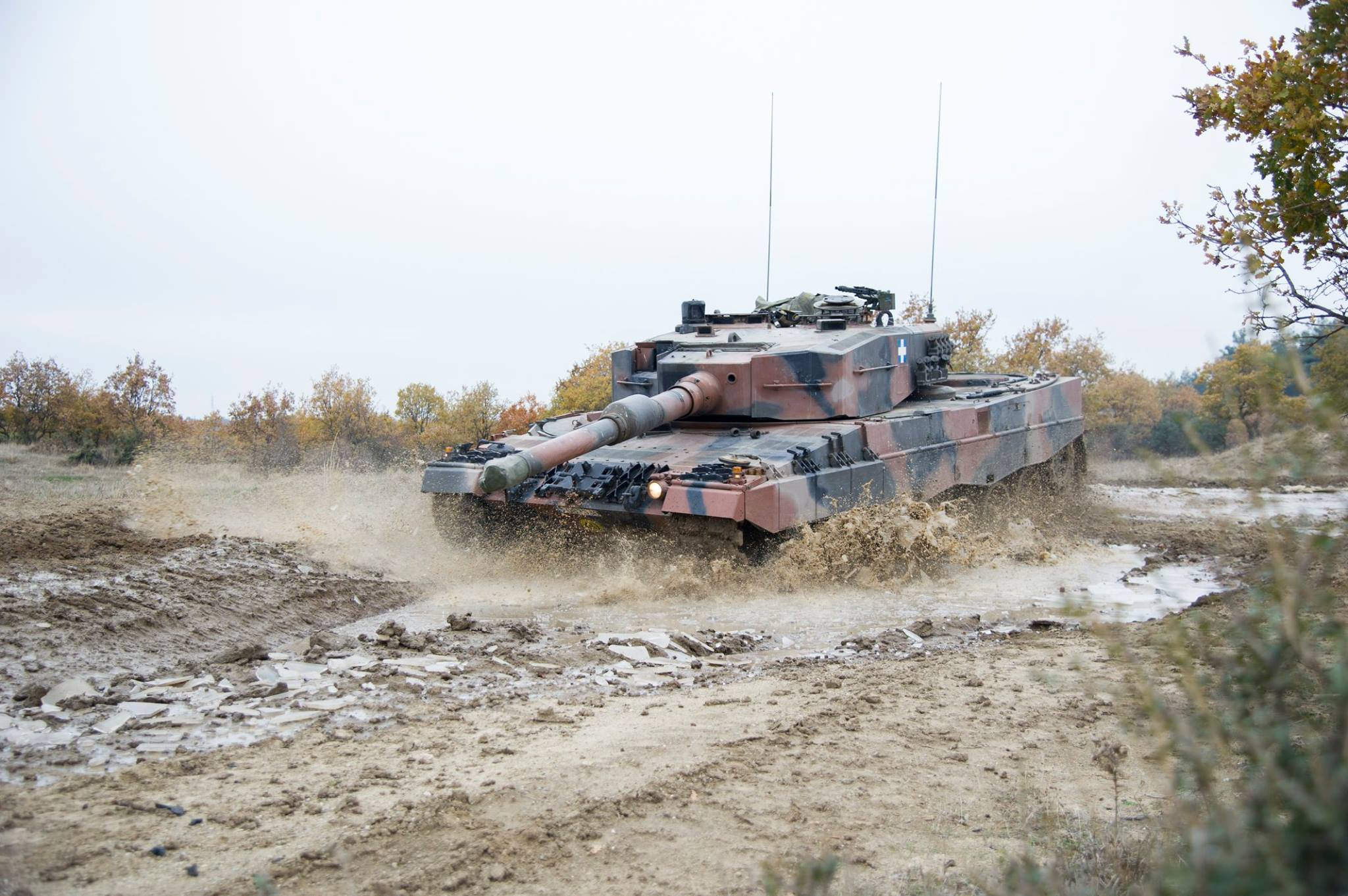 希臘陸軍訓練差點把坦克開翻 希臘陸軍訓練差點把坦克開翻