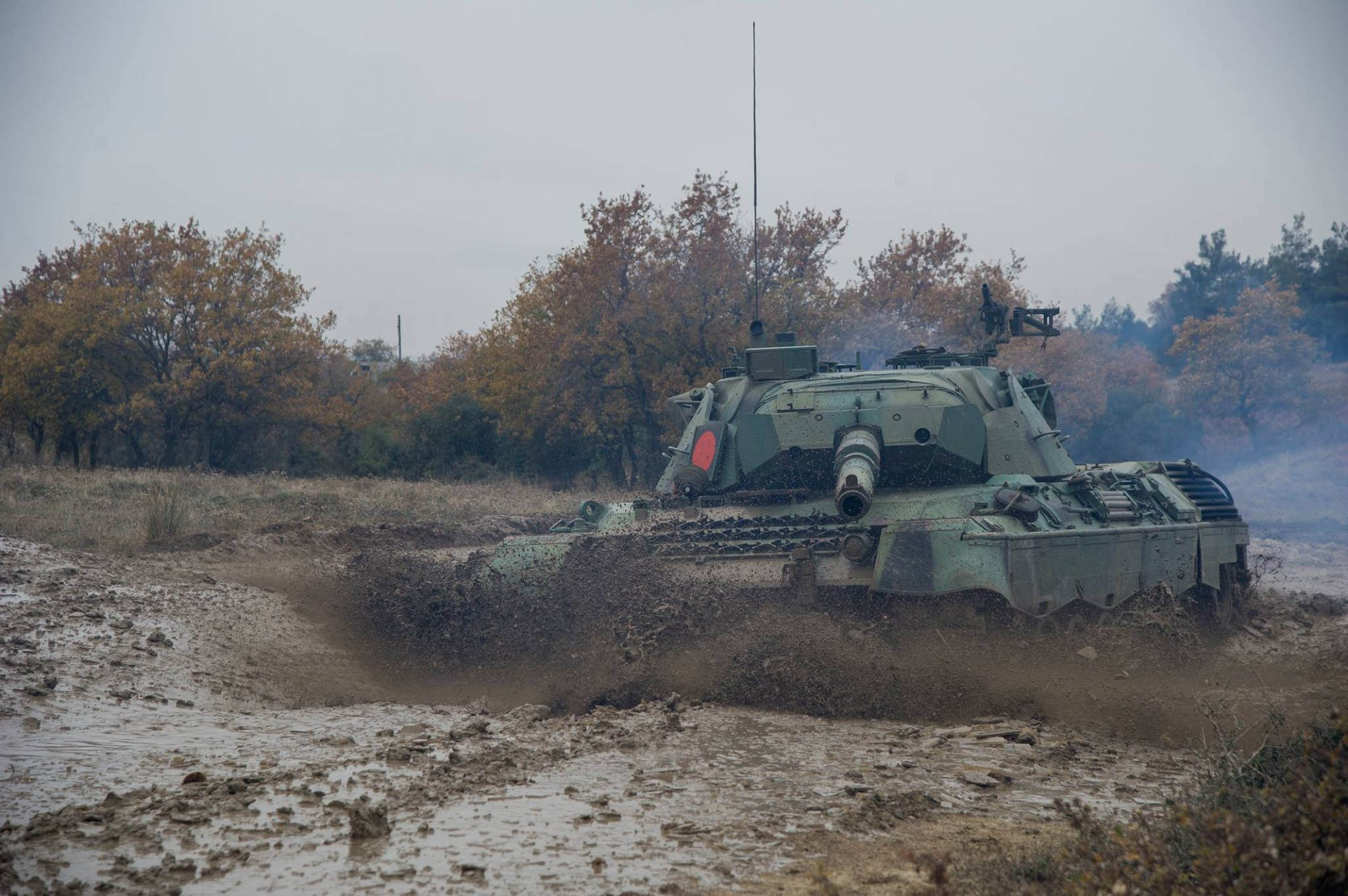 希臘陸軍訓練差點把坦克開翻 希臘陸軍訓練差點把坦克開翻