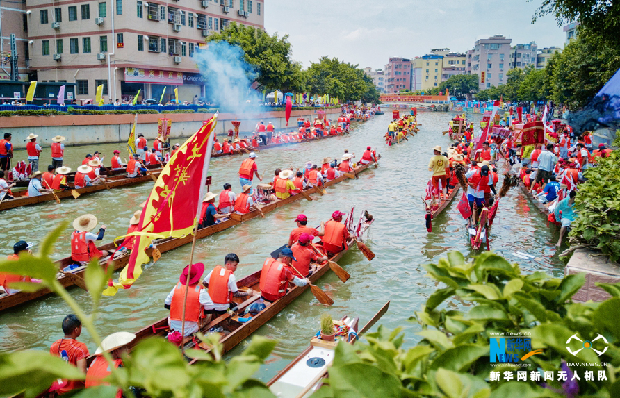 航拍广州龙舟“招景” 千楫舞浪