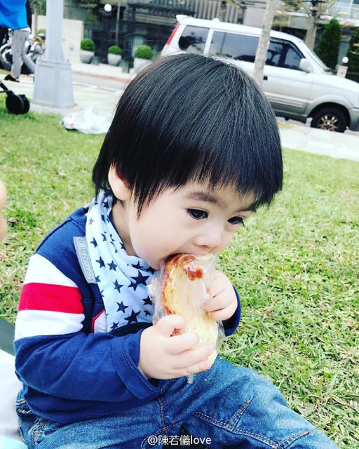 林志颖双胞胎儿子吃面包 浓眉大眼成睫毛精