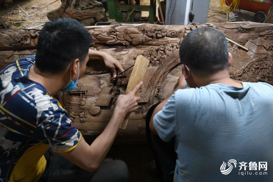 济南老人痴迷雕刻艺术 木头上塑造立体清明上河图