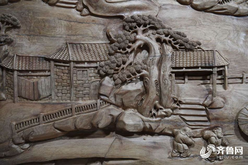 济南老人痴迷雕刻艺术 木头上塑造立体清明上河图