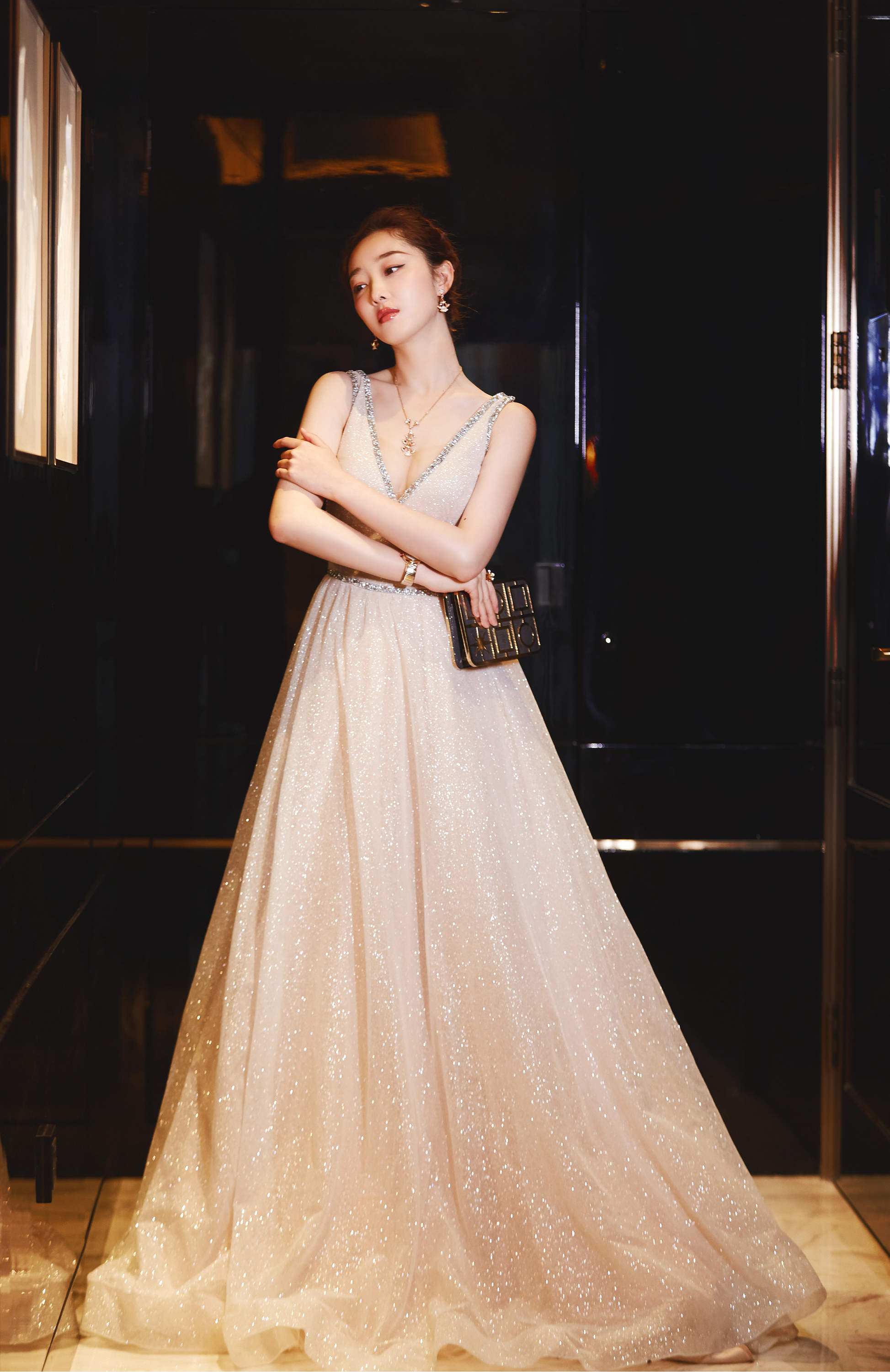 蒋梦婕高调亮相红毯 变身优雅白天鹅