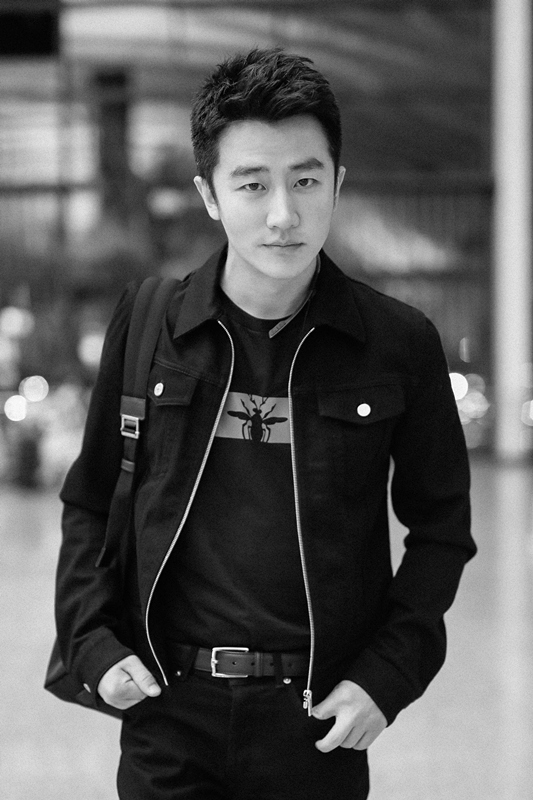 黄轩启程巴黎时装周 连续三年受邀轻松再上阵