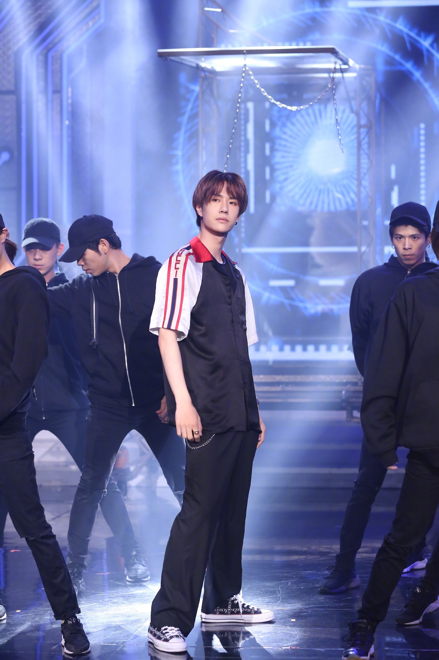 王一博大秀魔性锤子舞 与蔡徐坤切磋球技热血高燃