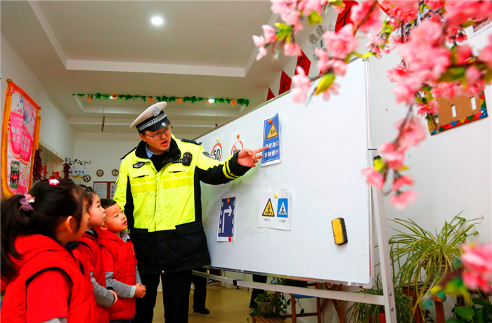陕西渭南高新区开展冬季校园安全宣传教育周活动
