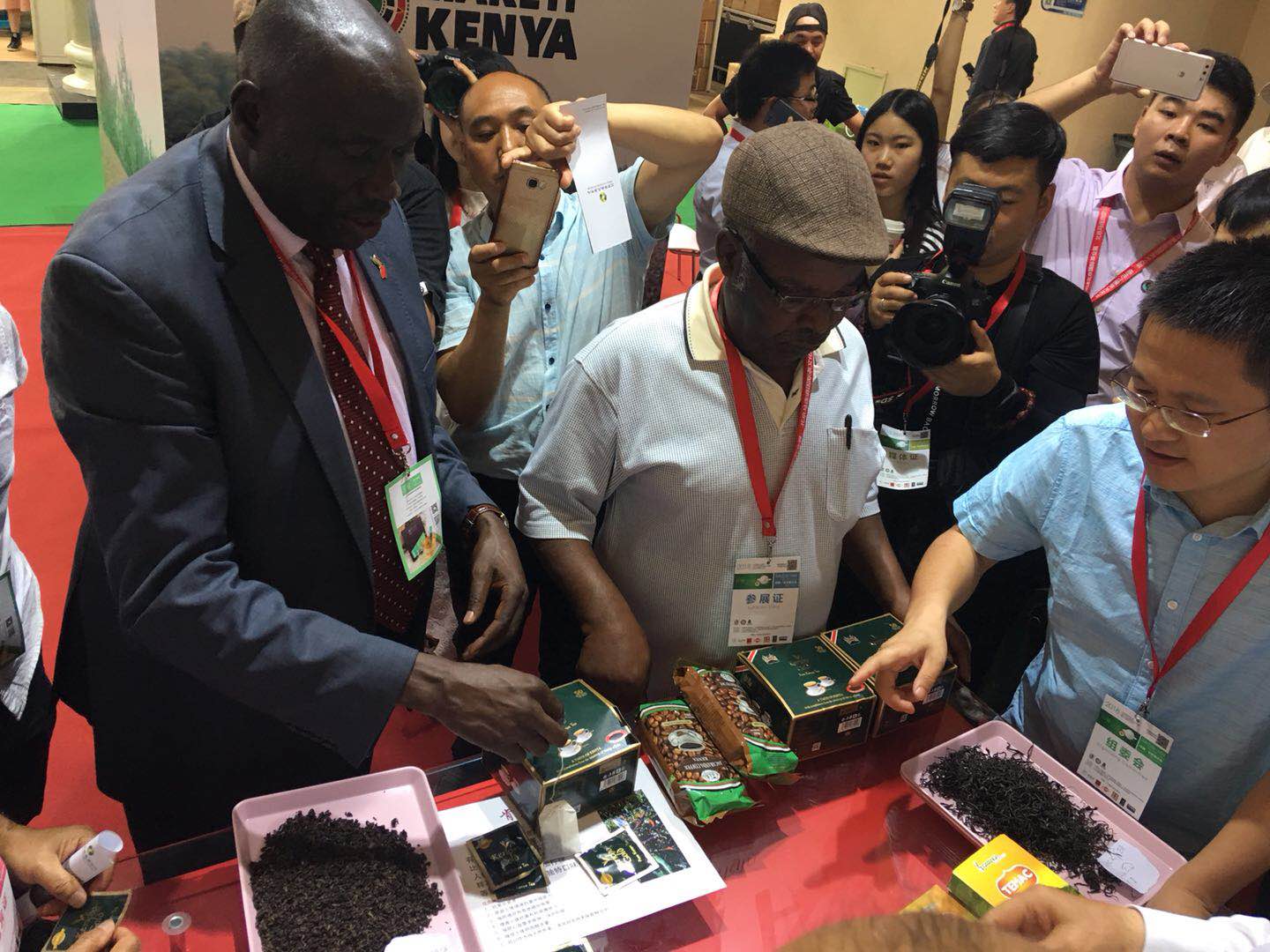 來自肯尼亞的參展團帶來獨特特色的黑茶和紫茶_fororder_肯尼亞