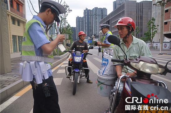 【法制安全】重庆石柱交巡警：整治乱停乱放等交通违法行动