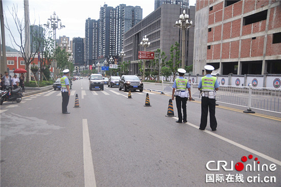 【法制安全】重庆石柱交巡警：整治乱停乱放等交通违法行动