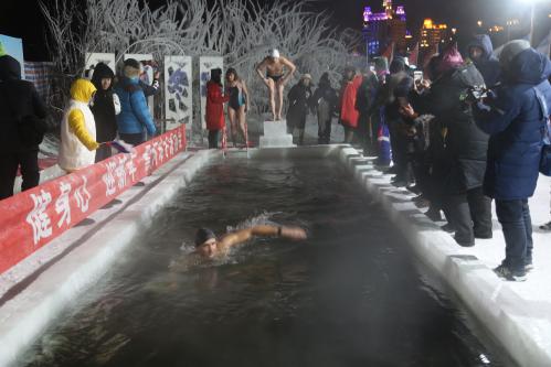 中俄冬泳勇士相聚大界江挑战严寒喜迎新年