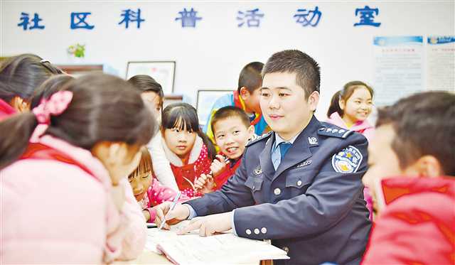 【山城故事】重庆民警吴献木： 为孩子们撑起课后安全“保护伞”