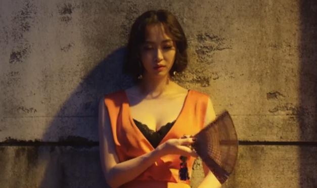 故宫前穿齐臀短裙热舞，韩女团中国风辣眼睛