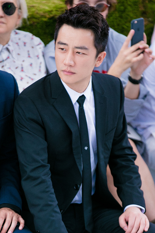 黄轩亮相巴黎秀场黑色经典西装演绎法式优雅