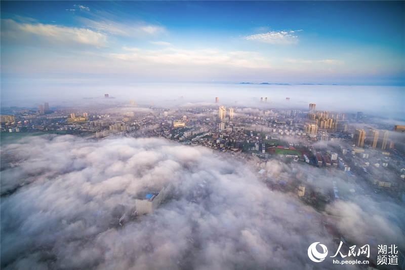 湖北鐘祥現平流霧奇觀 雲霧繚繞如仙境