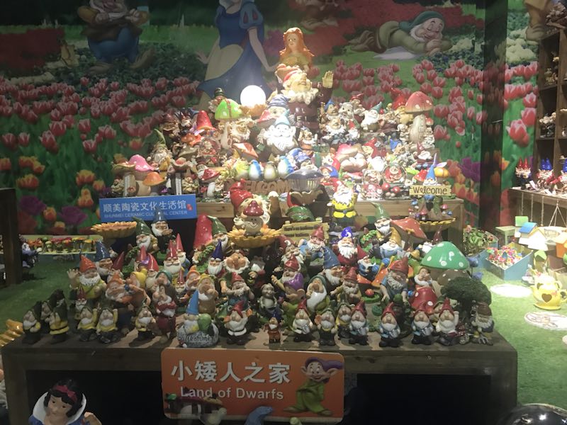 图片默认标题_fororder_世界各国的文化、民俗在陶瓷工艺品上得到了淋漓尽致的展示。(陈洪亮 摄)