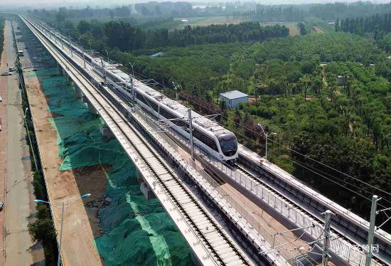 济南地铁r1线驶入赵营站 速度可达每小时100公里