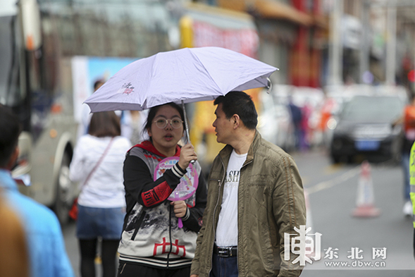 2018年哈尔滨市中考启幕 雨中情暖六月天