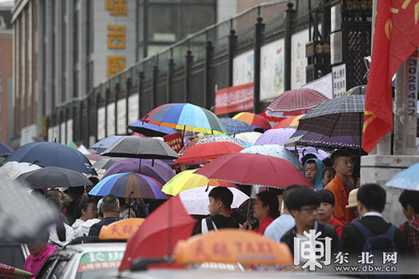 2018年哈尔滨市中考启幕 雨中情暖六月天