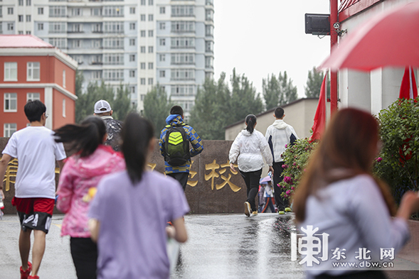 2018年哈尔滨市中考启幕 雨中情暖六月天