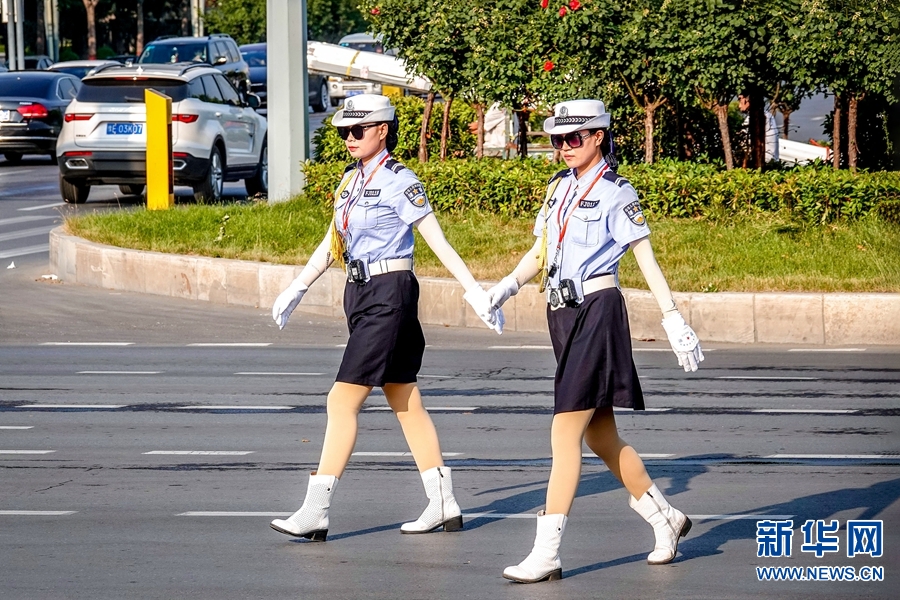 安陽:高溫下的女交警