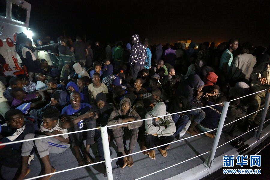 利比亚海军在西部海域救起458名非法移民
