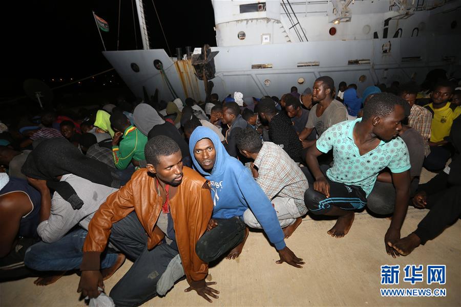 利比亚海军在西部海域救起458名非法移民