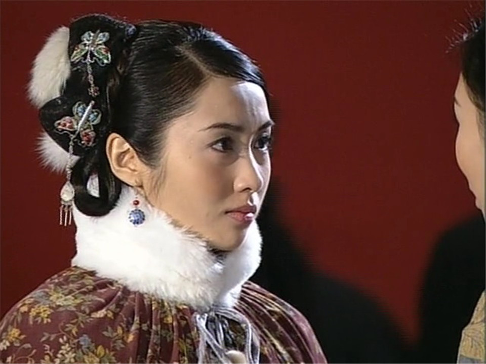 2004年,黎姿主演电视剧《金枝欲孽,古装造型非常惊艳.