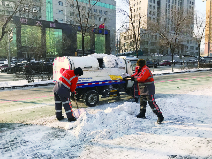 长春市环卫系统战严寒 昼夜清理路面积雪