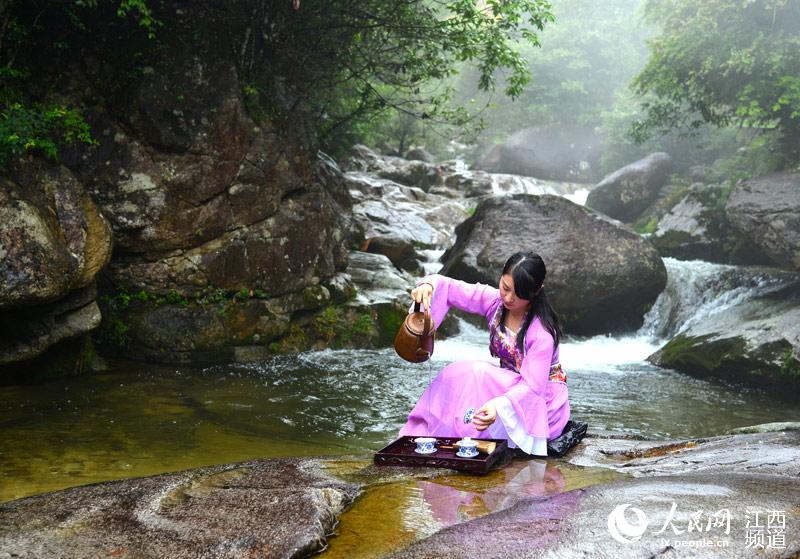 江西婺源：篁岭古村秀茶艺