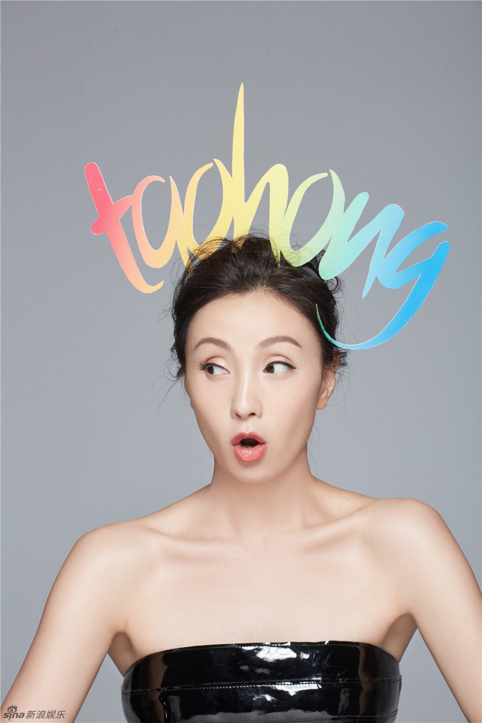 人妻诱惑陶虹俏皮九连拍秀香肩超呆萌