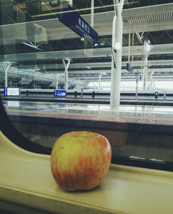 暖心——志愿者送给旅客苹果 祝旅途平安