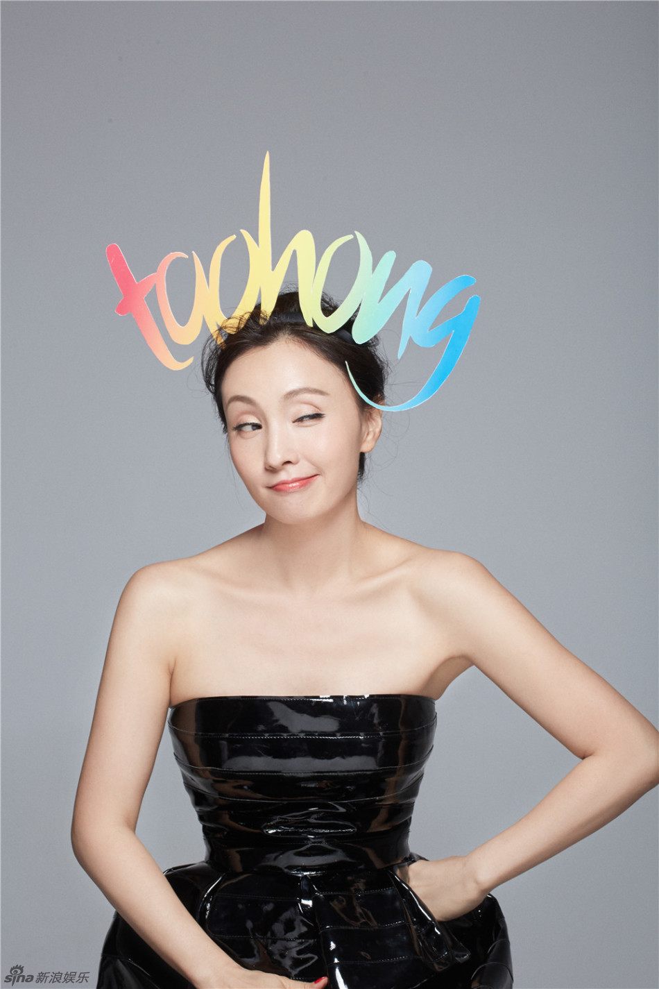 人妻诱惑陶虹俏皮九连拍秀香肩超呆萌