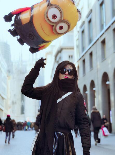 张杰怕谢娜走丢,于是买了个气球绑她身上(图)